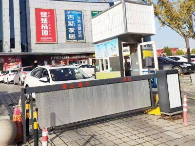 商場(chǎng)道閘安裝案例