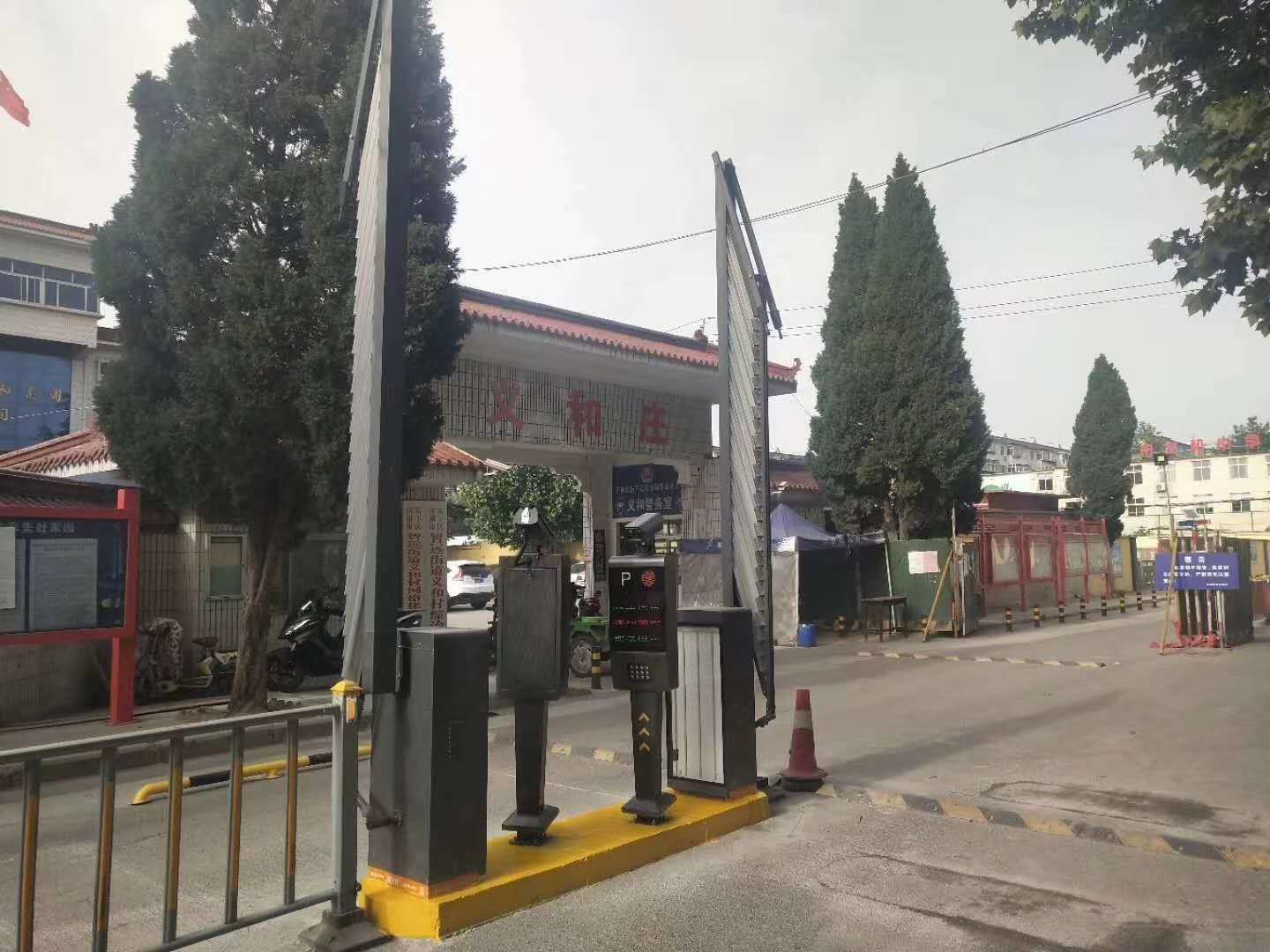 濟(jì)南某小區(qū)廣告道閘案例